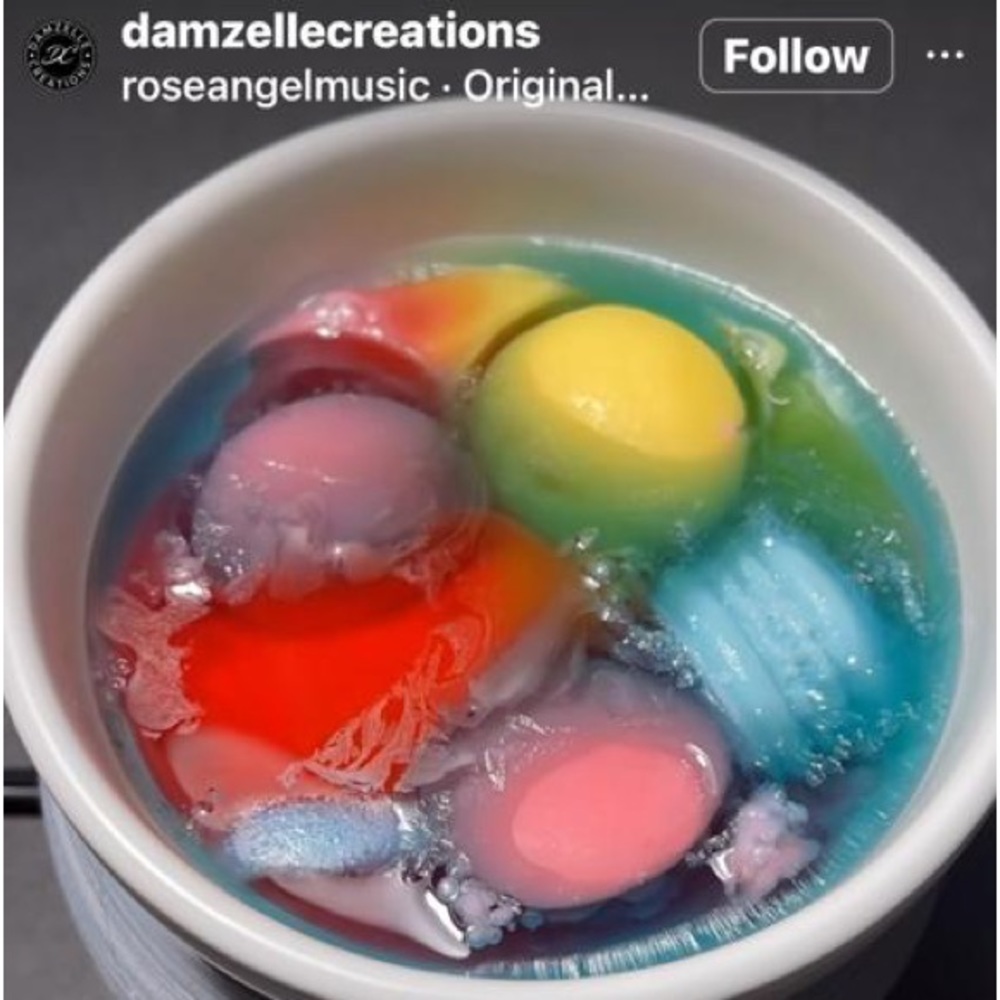 Macarons wax melts. A perfect alternative on days when you just want to relax.